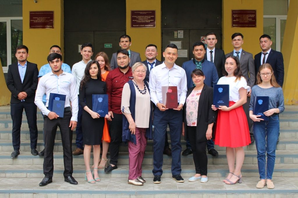 Первый выпуск фармацевтов в МарГУ.jpg