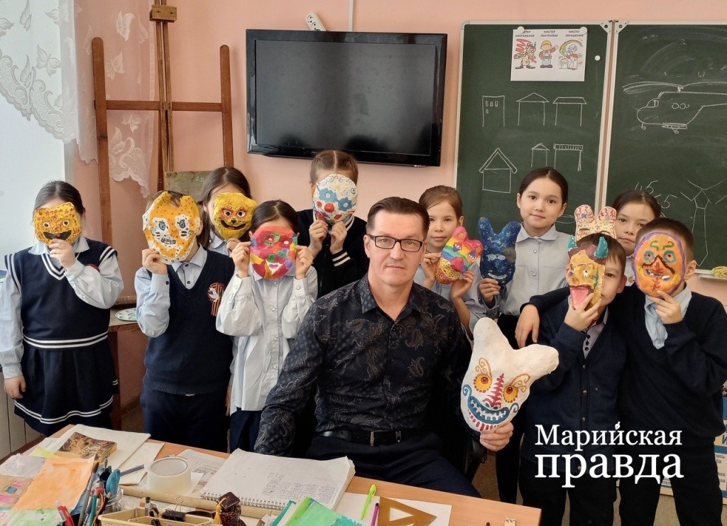 Ребятам нравится расписывать маски из папье маше 1.jpg