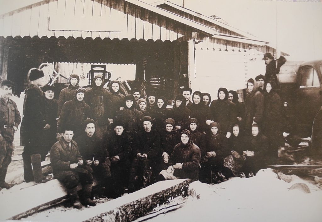 Работники местного завода. (Фоторепродукция Натальи Кулишовой).