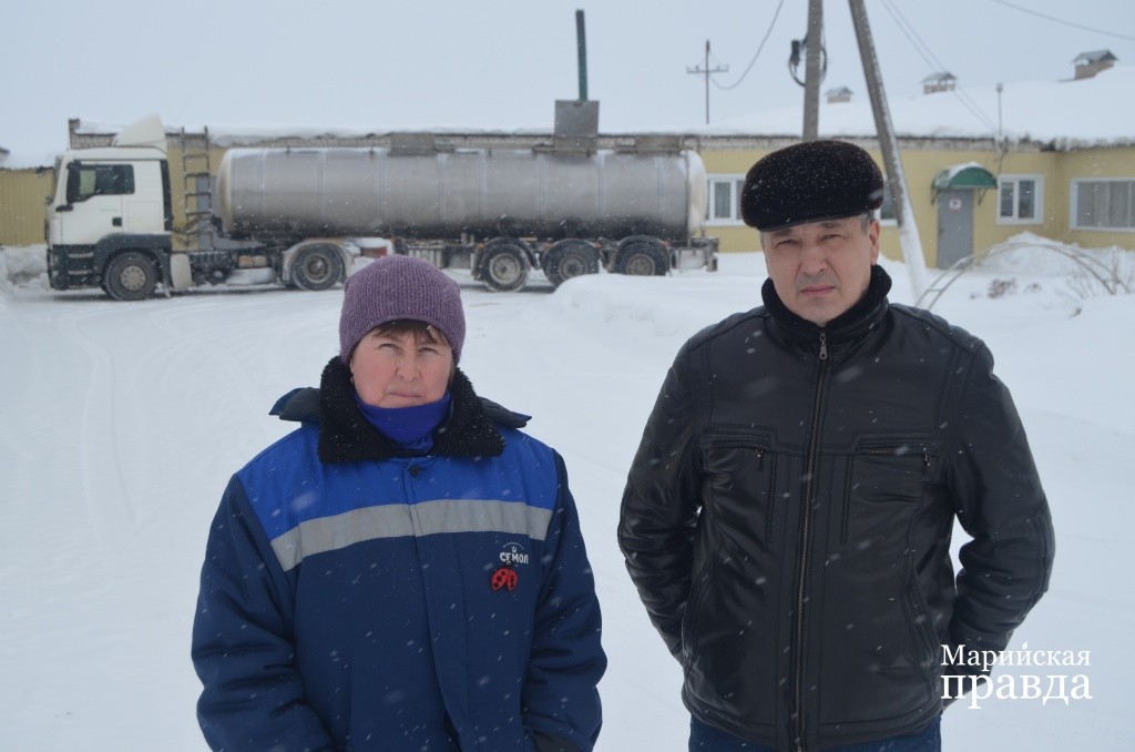 Управляющий отделением Виталий Чемешев и заведующая фермой Наталья .jpg