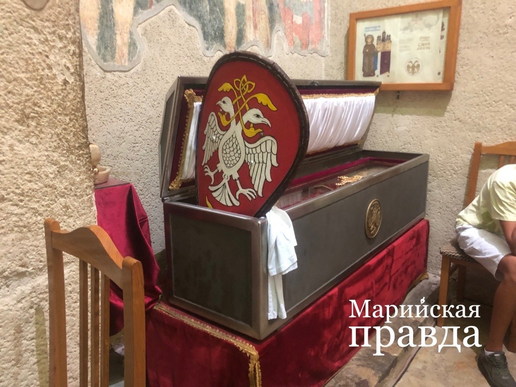 Освящение щита в сербском монастыре..jpg