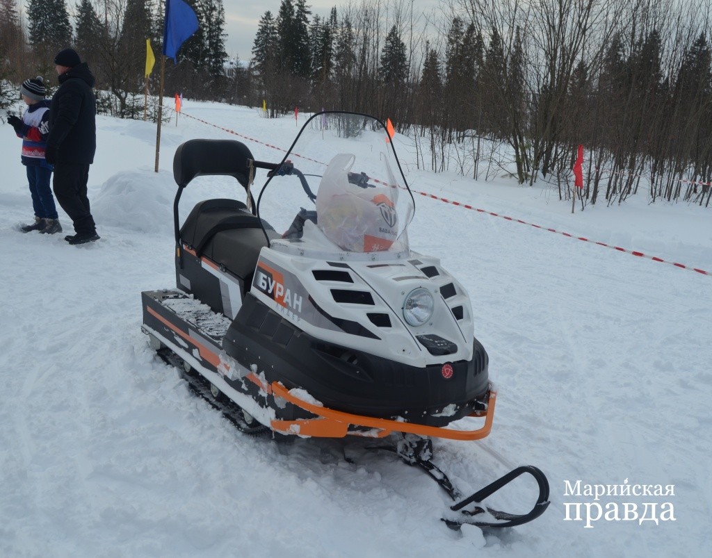 Нынче у спортсменов появился новый снегоход для прокладки лыжни..jpg