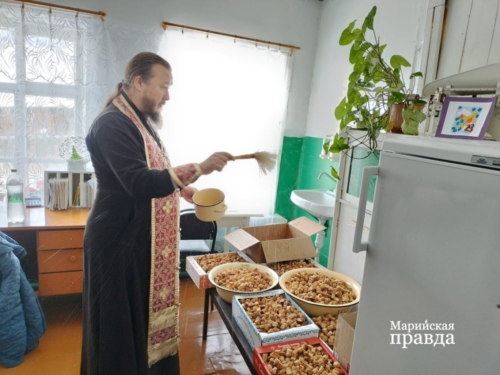 Настоятель Юледурского Петропавловского храма отец Матфей благословил сухарики, выпеченные работниками местного детского сада Ч..jpg