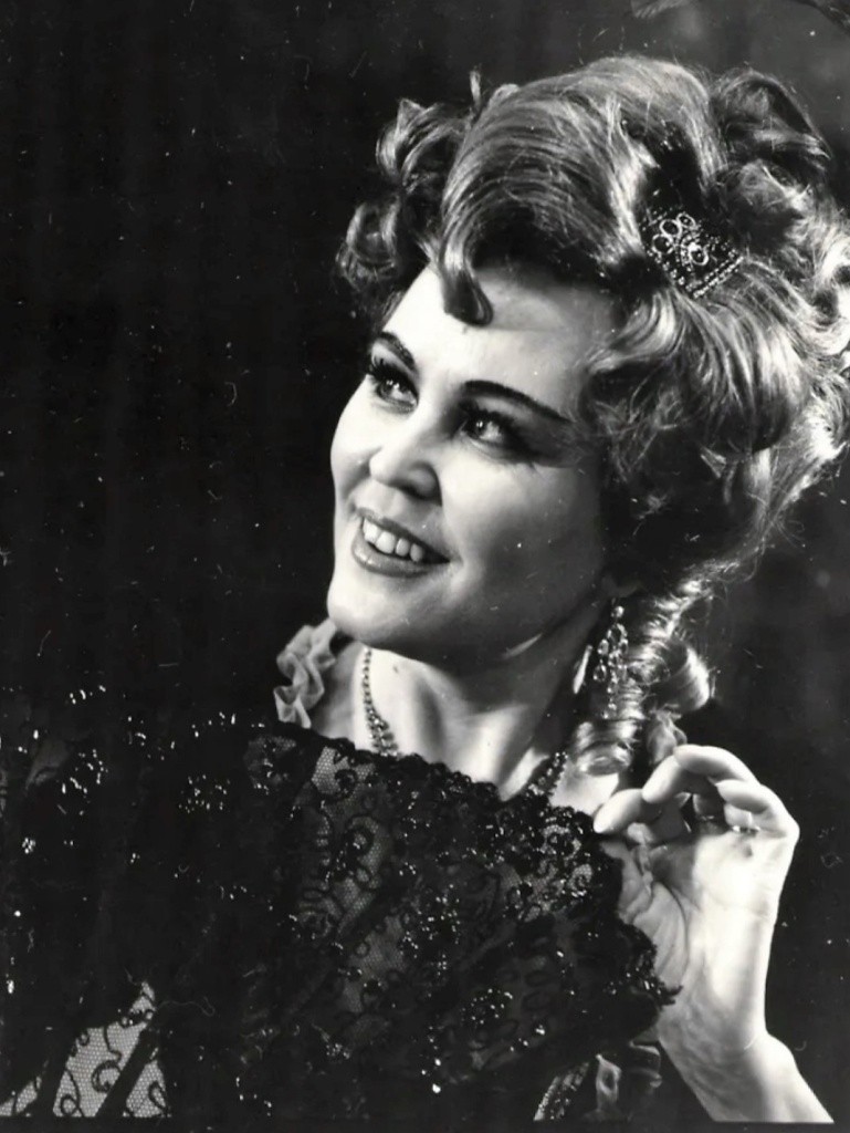 В роли Флоры в опере Травиата.jpg