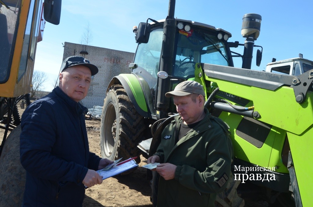 Инженер-инспектор Гостехнадзора Руслан борисов проверяет не только исправность техники, но и документацию 1.jpg