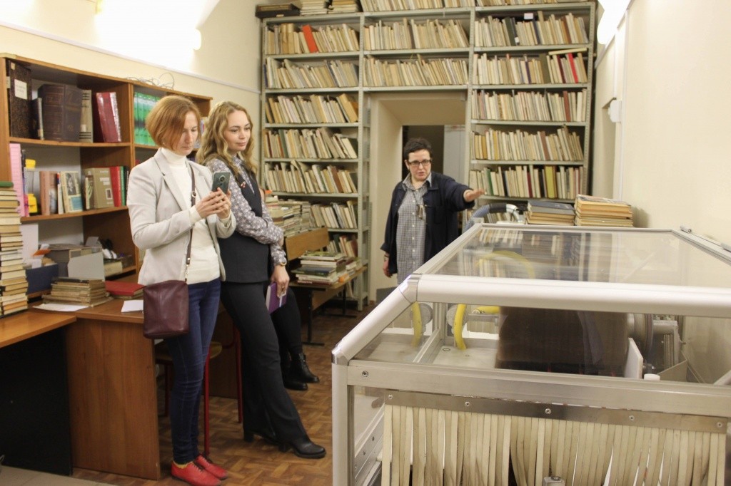 изучаем библиотечную. технику. Так в Библиотеке СГПУ им. А. И. Герцена очищают книги от пыли.jpg