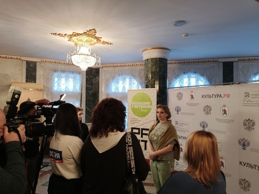 Перед спекталем Нелли Уварова ответила на вопросы журналистов. Фото Елены Белецкой.jpg