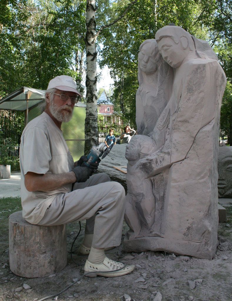 Владимир Савельев за работой. Владимир Савельев за работой.jpg