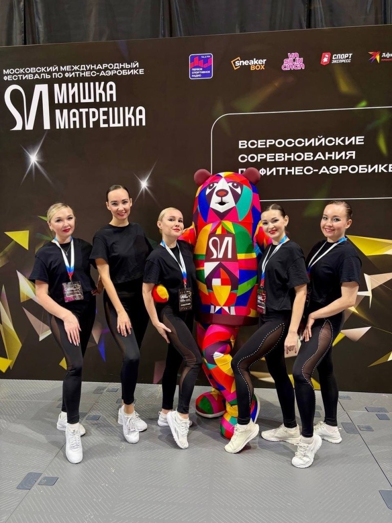 Ларина с фитнес-подругами.jpg