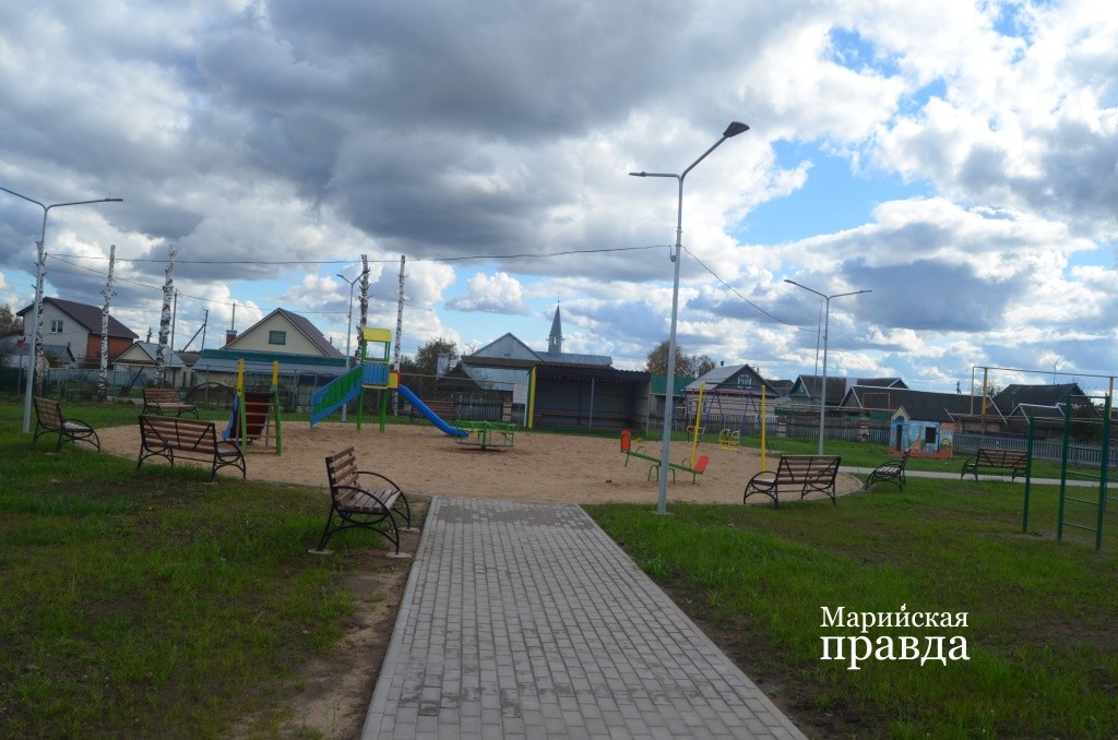 Детская площадка получилась компактной и функциональной1.jpg