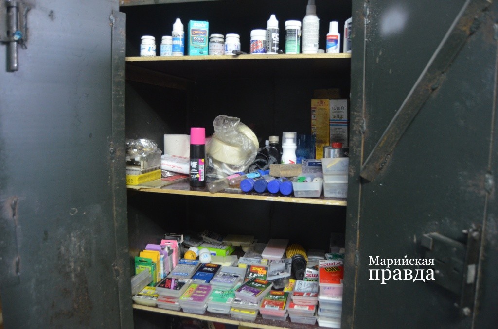 В этом металлическом шкафу хранится главное богатство тренера мази, парафины, порошки..jpg