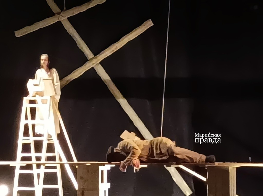 .jpg сцена из спектакля Скрипка Ротшильда русского театра из Бугульмы. Фото Марины Оленевой Марийская правда.jpg