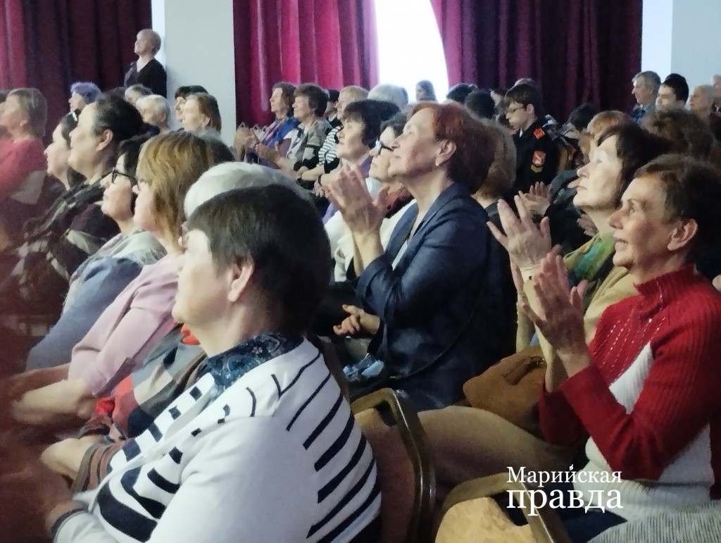 На премьере зрители горячо сопереживали героям на сцене. (Фото Натальи Кулишовой/"Марийская правда"). На премьере зрители горячо сопереживали героям на сцене. (Фото Натальи Кулишовой/"Марийская правда").