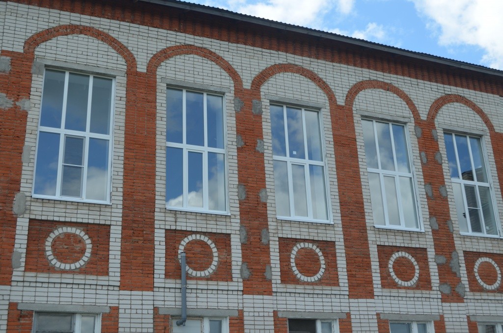 Пока только спортзал может похвастаться пластиковыми окнами.JPG