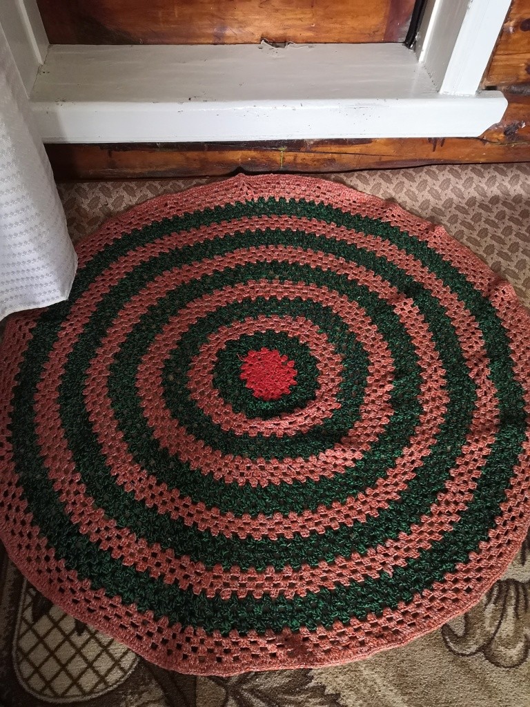 Вот этот коврик на полу Федосья Ивановна связала, когда ей было 97 лет. Вот этот коврик на полу Федосья Ивановна связала, когда ей было 97 лет.jpg