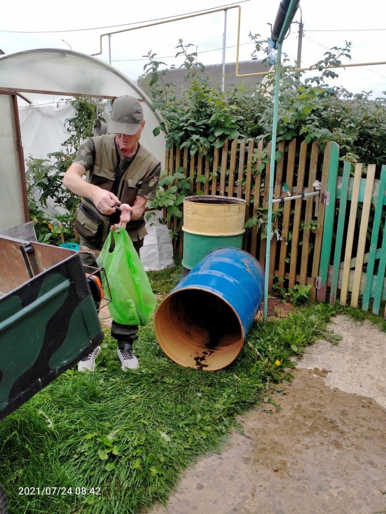 В этой бочке карпы дожидаются фотосессии. В этой бочке карпы дожидаются фотосессии.jpg