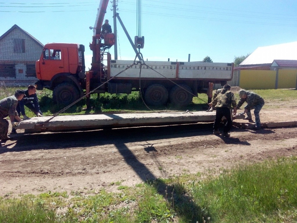 Часть проезда выложили железобетонными плитами. Часть проезда выложили железобетонными плитами.jpg