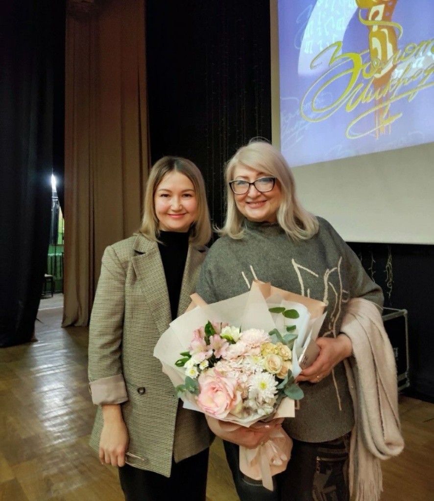 С любимым педагогом, наставником, известной певицей Натальей Ковалевской. Фото предоставлено Людмилой Микушкиной.jpg