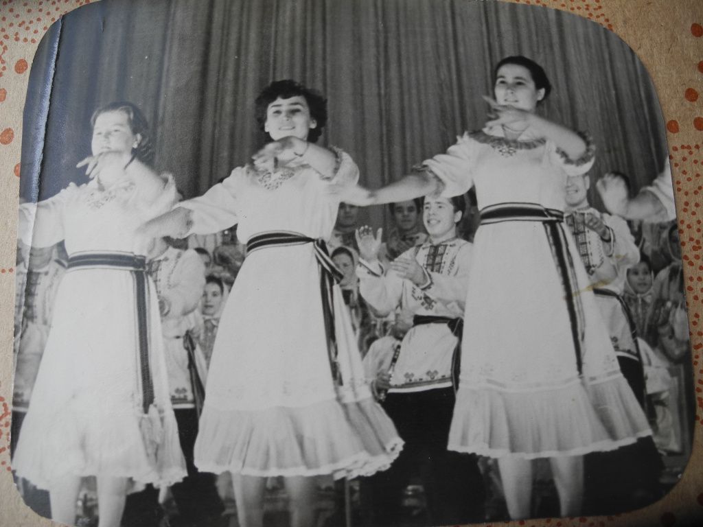 Лера Ивановна и танцевала, и пела, и в драмкружке играла. (Фото из семейного альбома).