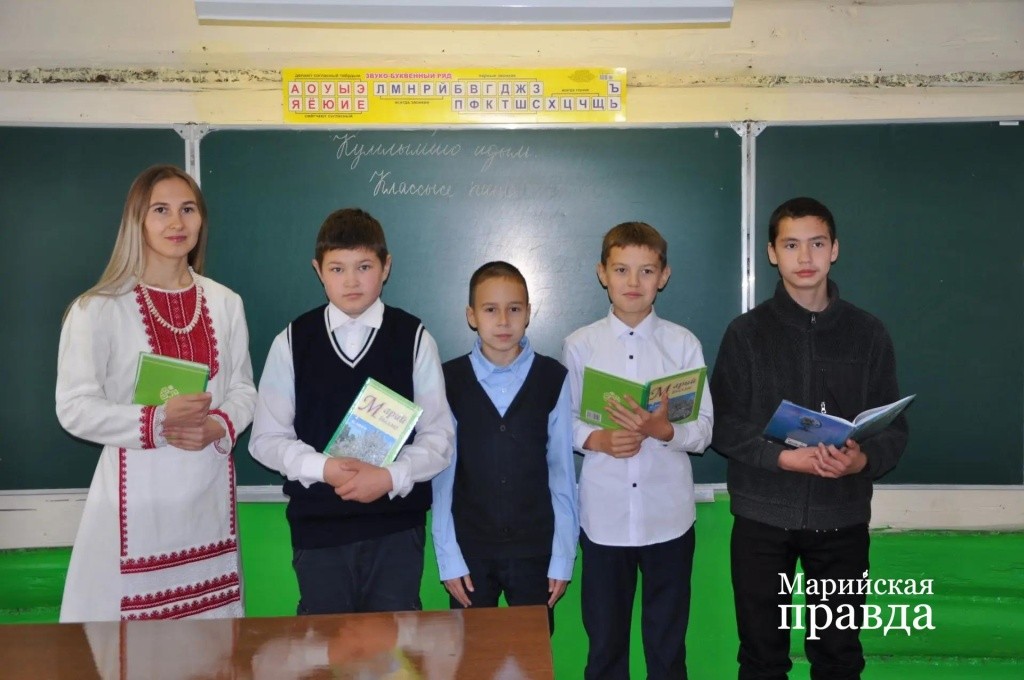 Наталья Петрова со своими учениками 1.jpg