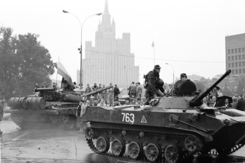 Это было: танки в центре Москвы. (Фото предоставлено Петром Васильевым). Это было: танки в центре Москвы. (Фото предоставлено Петром Васильевым).