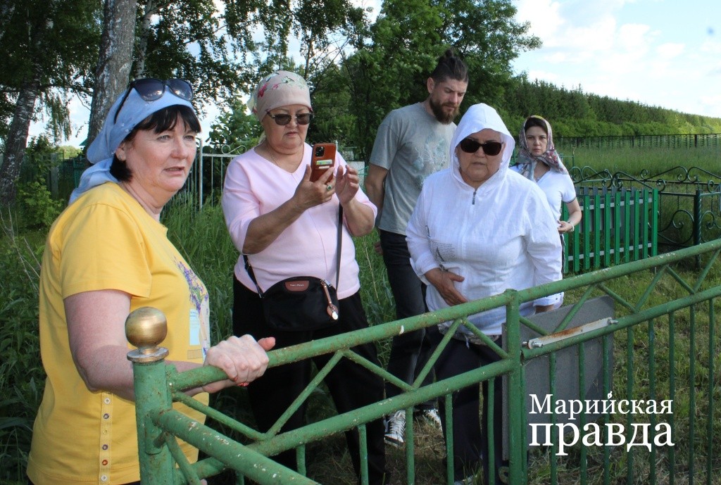 У могилы общего предка Ахмета Маматова. У могилы общего предка Ахмета Маматова 1.jpg
