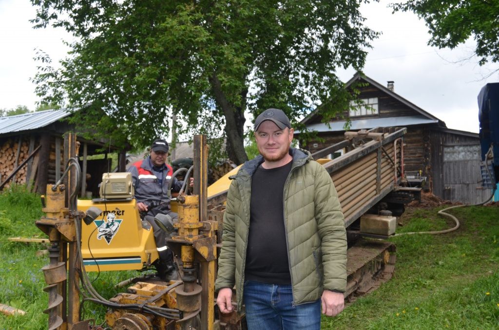 Марат Мулахметов на фоне так называемой проколочной машины (1).JPG