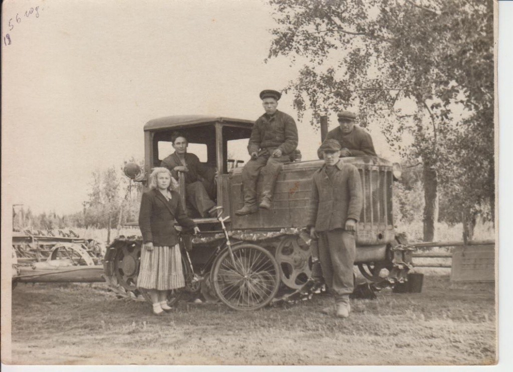 Фото 1956 года. Возможно эти люди тоже занимались выращиванием шелкопряда.jpg
