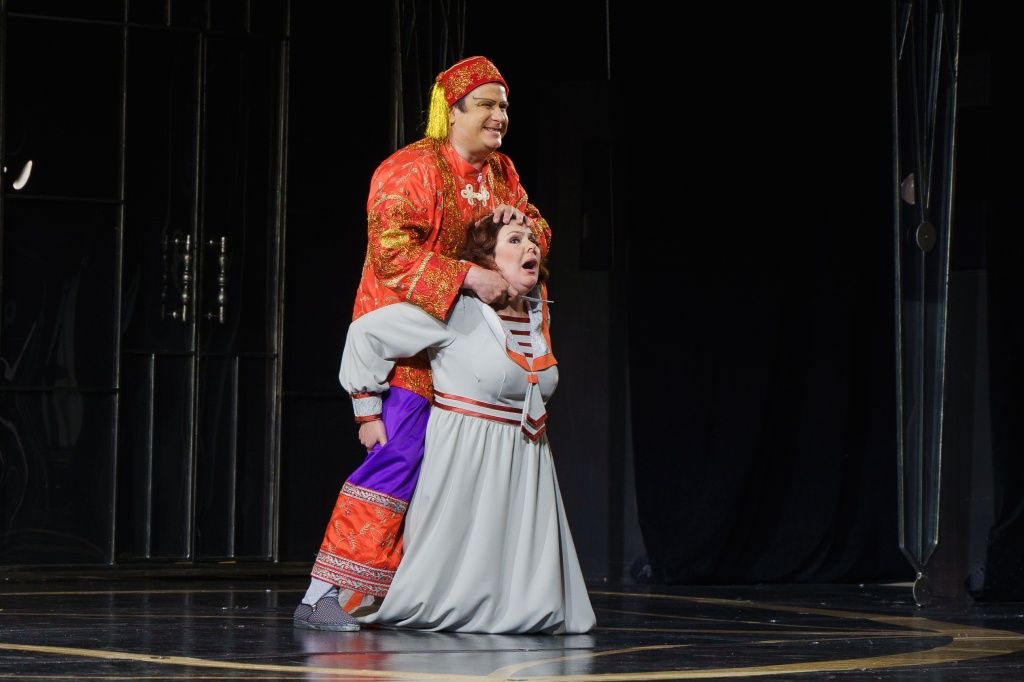 Спектакль Зойкина квартира. Манюшка-Ю. Охотникова, Херувим - Т. Шумаев. Фото Ивана Пичушкина.jpg