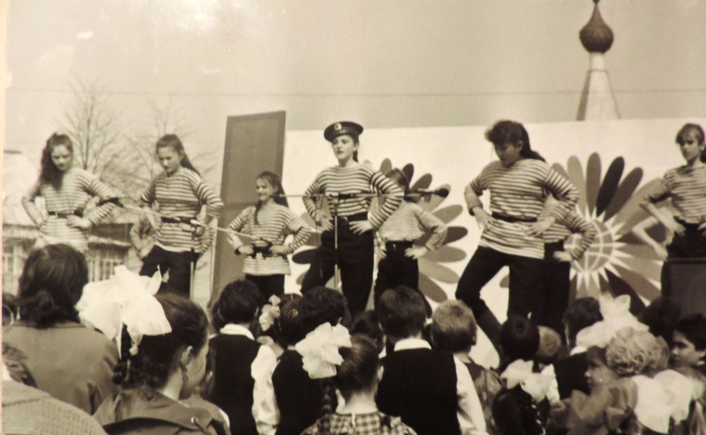 1. Одно из первых выступлений Амазонок на городской сцене. 9 мая 1992 год..jpg