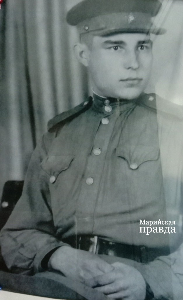 Военная форма парню явно была к лицу..jpg