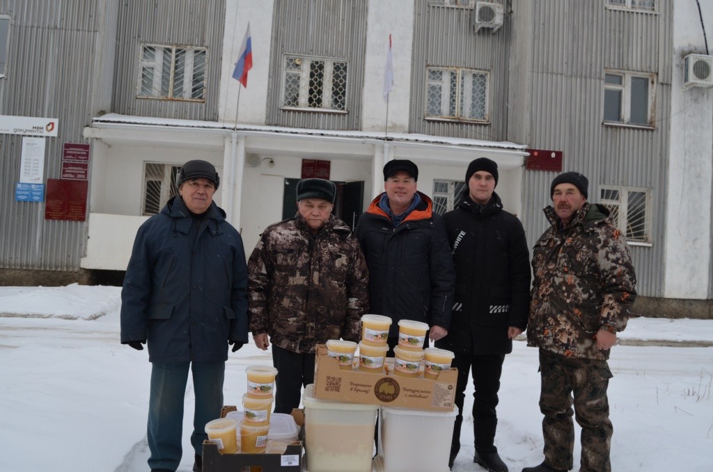 Общими усилиями куженерские пчеловоды собрали для бойцов на СВО примерно 300 килограммов.JPG