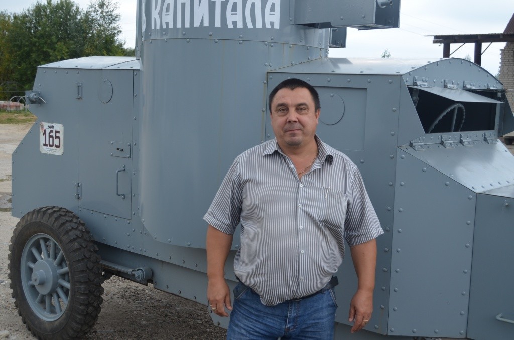 Андрей Куклин и его броневик.JPG