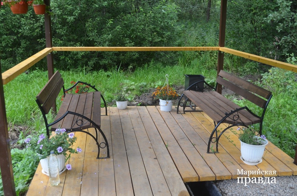 Беседка со скамейками уже стала местом сбора деревенских подростков 1.jpg