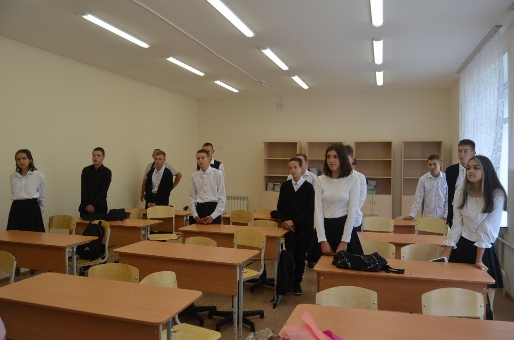 В классах совершенно новая мебель.jpg