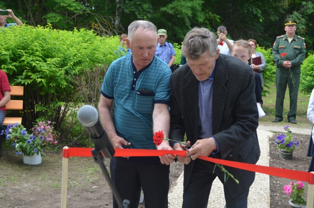 Разрезать ленточку доверили Владимиру Попову и Виталию Андрееву.jpg