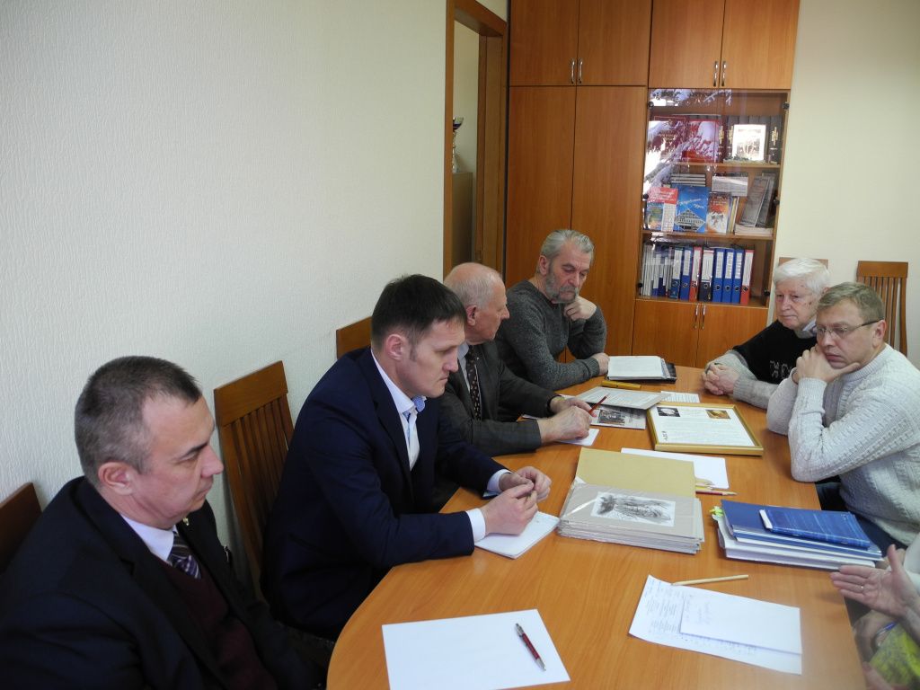 Обсуждают ветераны (4).JPG