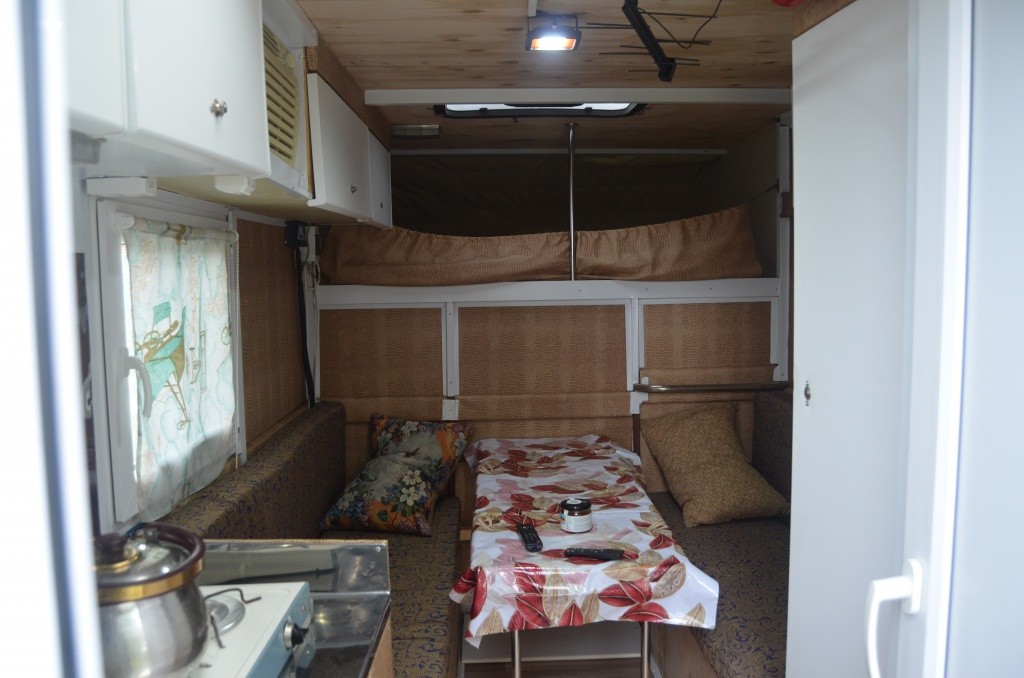 Автодом рассчитан на четыре спальных места.jpg