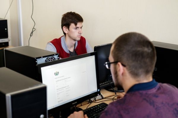 Весной 2020 года в период дистанционного обучения (при необходимости) помощь учителям оказывали цифровые волонтёры - студенты МарГУ. Фото из архива МарГУ. iUZj3dYXcME.jpg