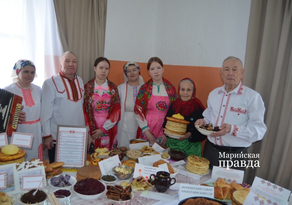 Замечательная хозяйка Галина Золотарева из Мари-Шой (вторая справа) со своей командой 1.jpg