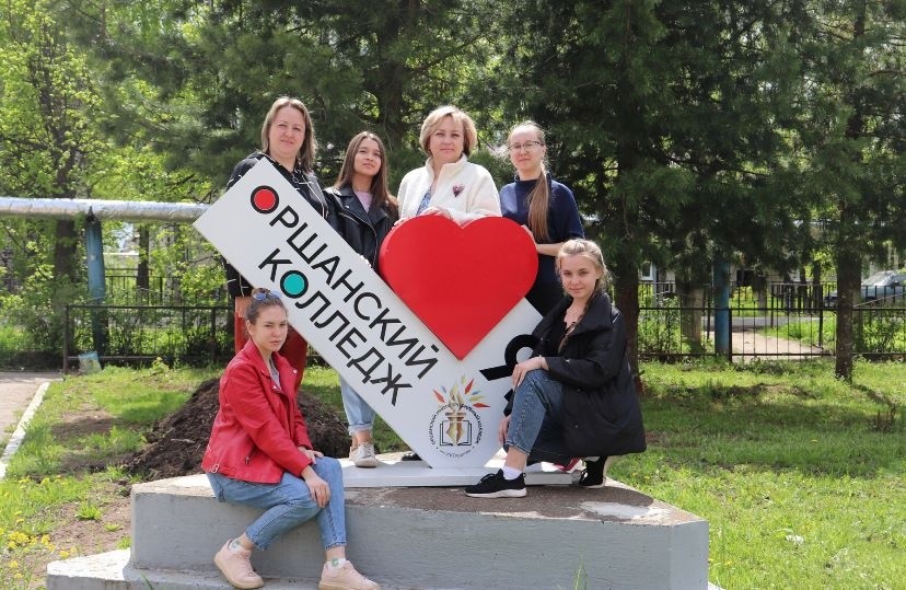 На фото Камилла с педагогами и руководителем колледжа. Фото предоставлено Камиллой Шакировой. ypVv0skZ17w0pdZhx6AGU4KA8D20uIS1uOUOZKi5RsR-MzNJPJ8jn5kf97oygqSC2KbgkKUvHooL2syO_-SvFRyI.jpg