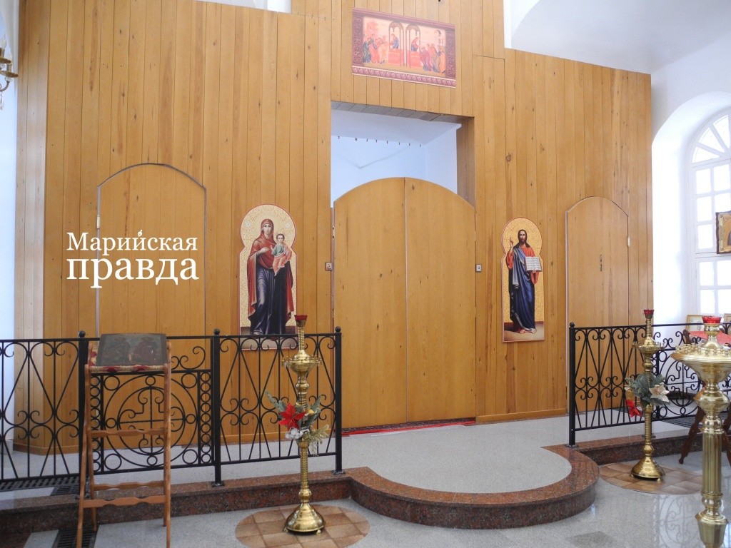 В возрожденной церкви еще много работы. (Фото Натальи Кулишовой).