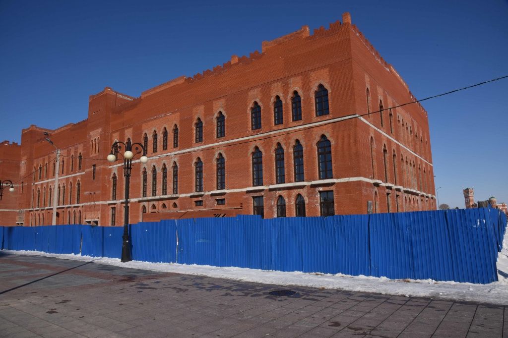 Дом-долгострой со старым забором