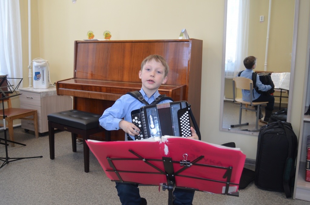 Матвей Богданов делает первые шаги в мир музыки. Матвей Богданов делает первые шаги в мир музыки.jpg