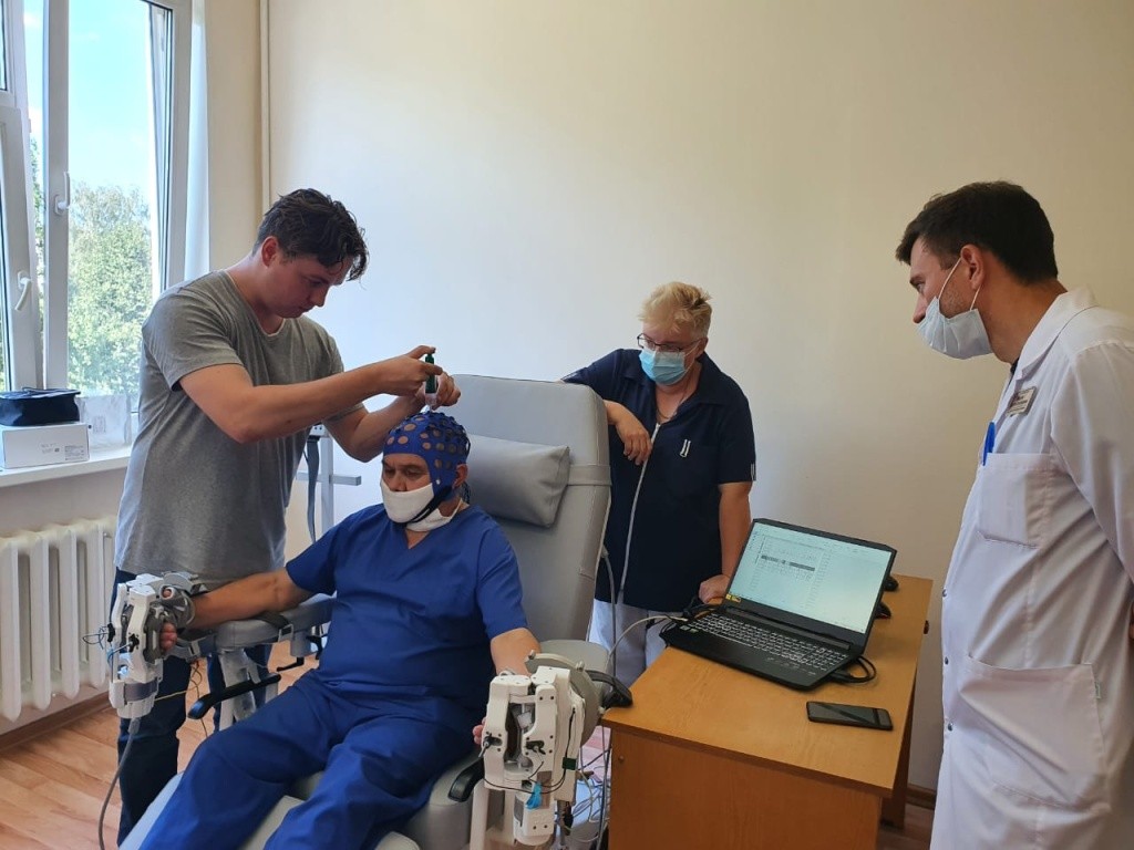 Реабилитационное оборудование больше похоже на космический скафандр. Фото предоставлено Дмитрием Сульдиным.jpg