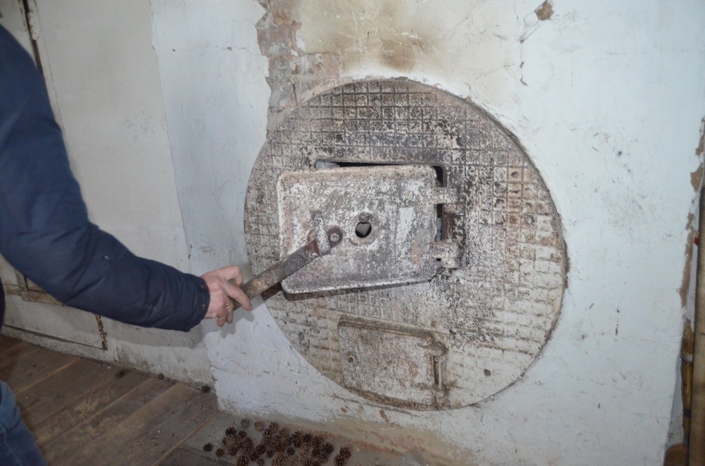 Топливом для старинной печи являются сухие вышелушенные шишки.jpg