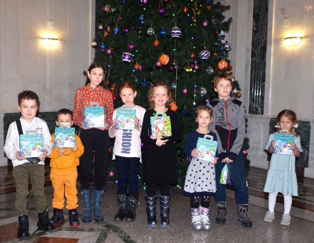 Самые лучшие фото - возле нарядной елки! (Фото Минсоцразвития РМЭ). Самые лучшие фото - возле нарядной елки! (Фото Минсоцразвития РМЭ).