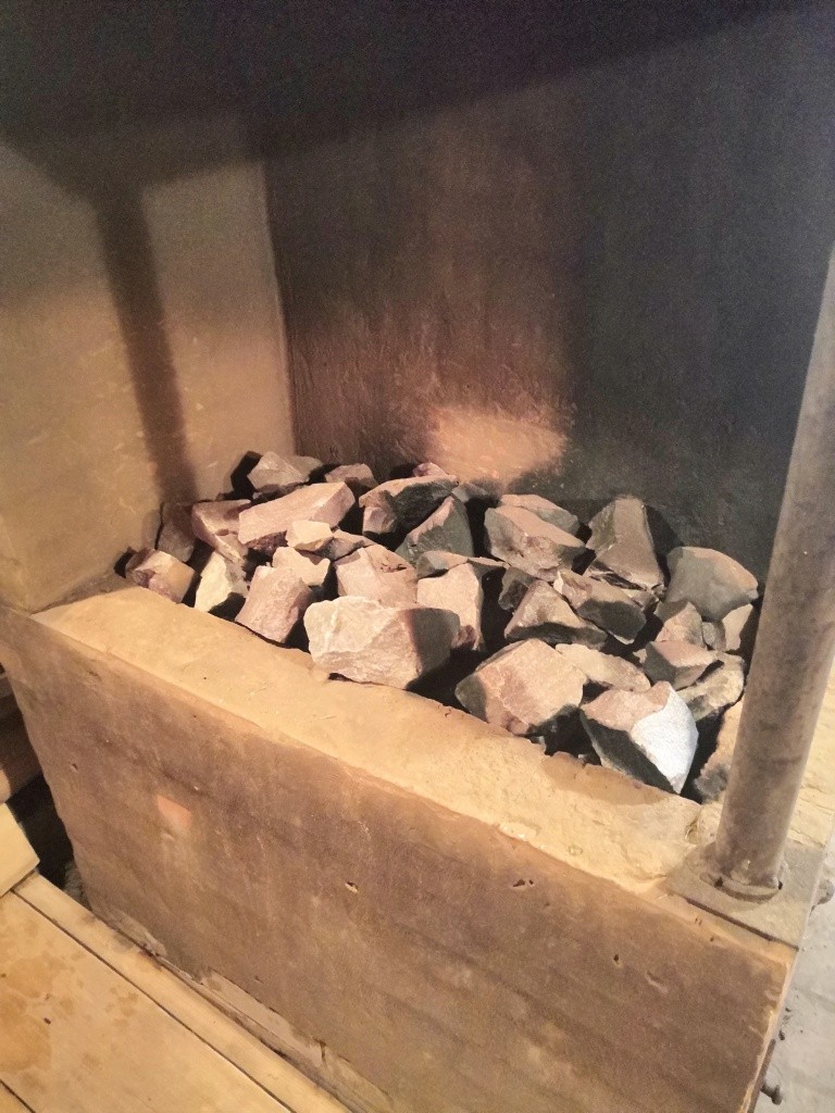 В центре бани находится каменка. В центре бани находится каменка.jpg