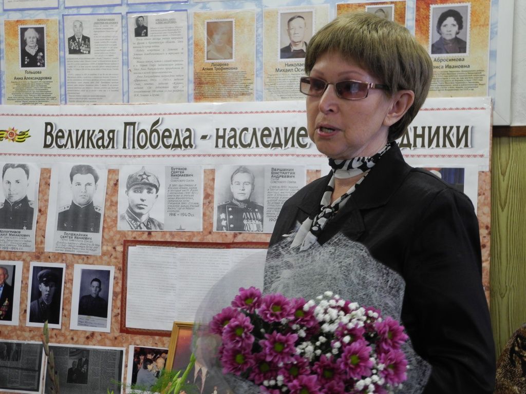 Об отце рассказывает дочь - Ирина Ивановна. (Фото Натальи Кулишовой).