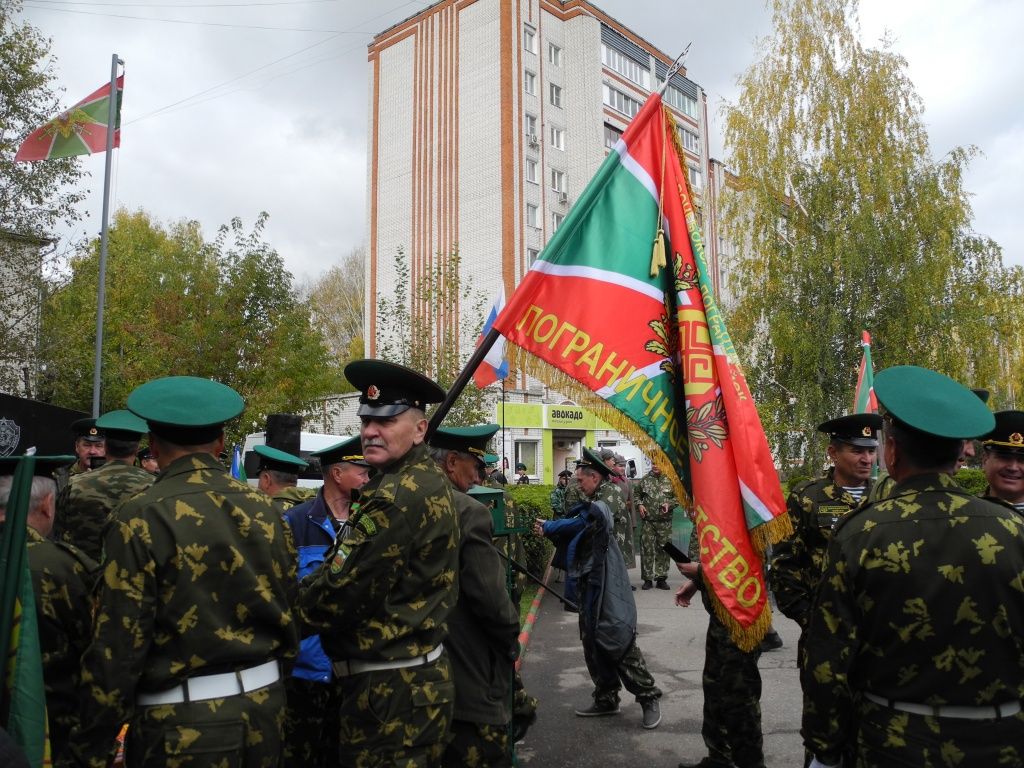 Кругом зеленые фуражки. (Фото Натальи Кулишовой).